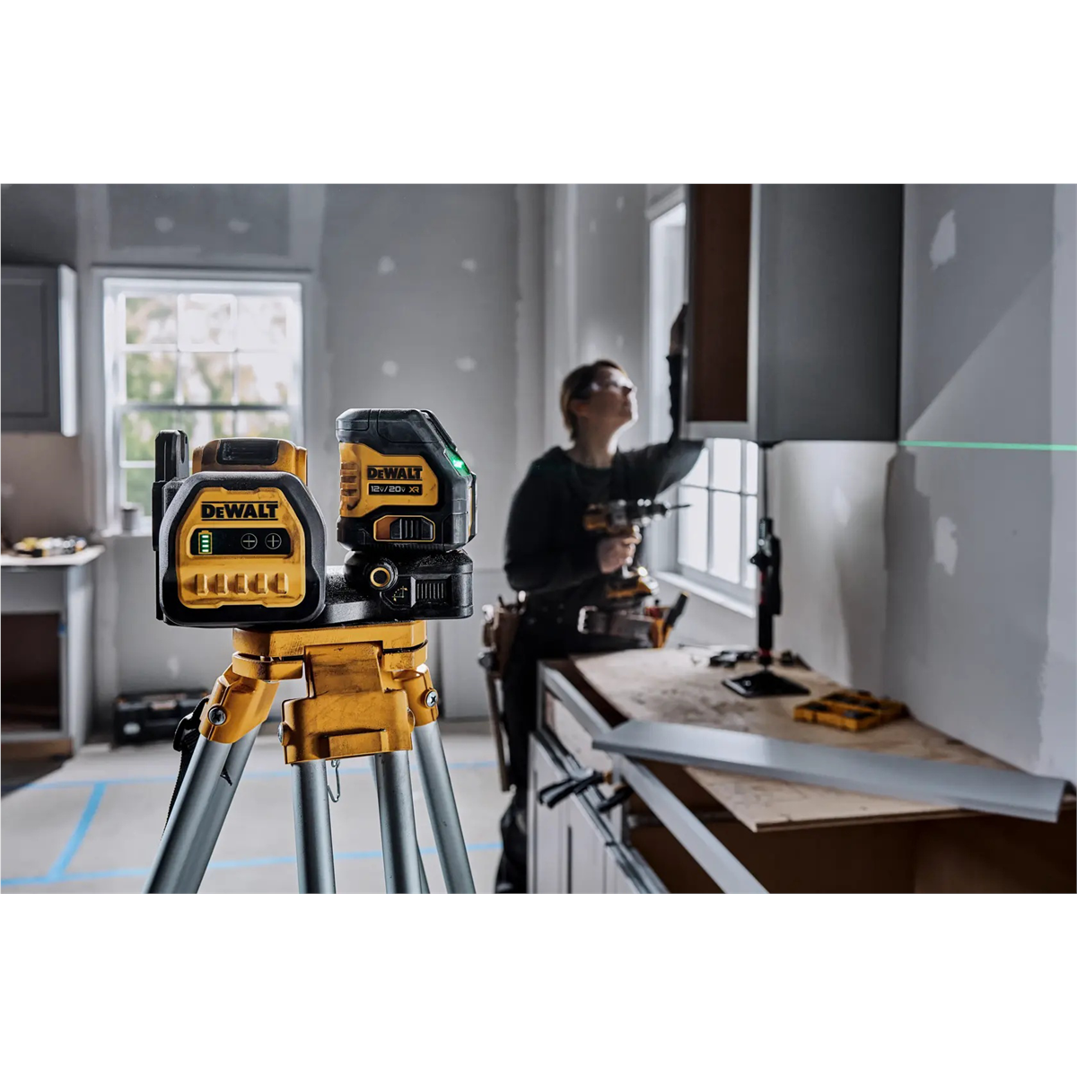 DEWALT 20V MAX* XR Cordless Cross Line Green Laser Kit
