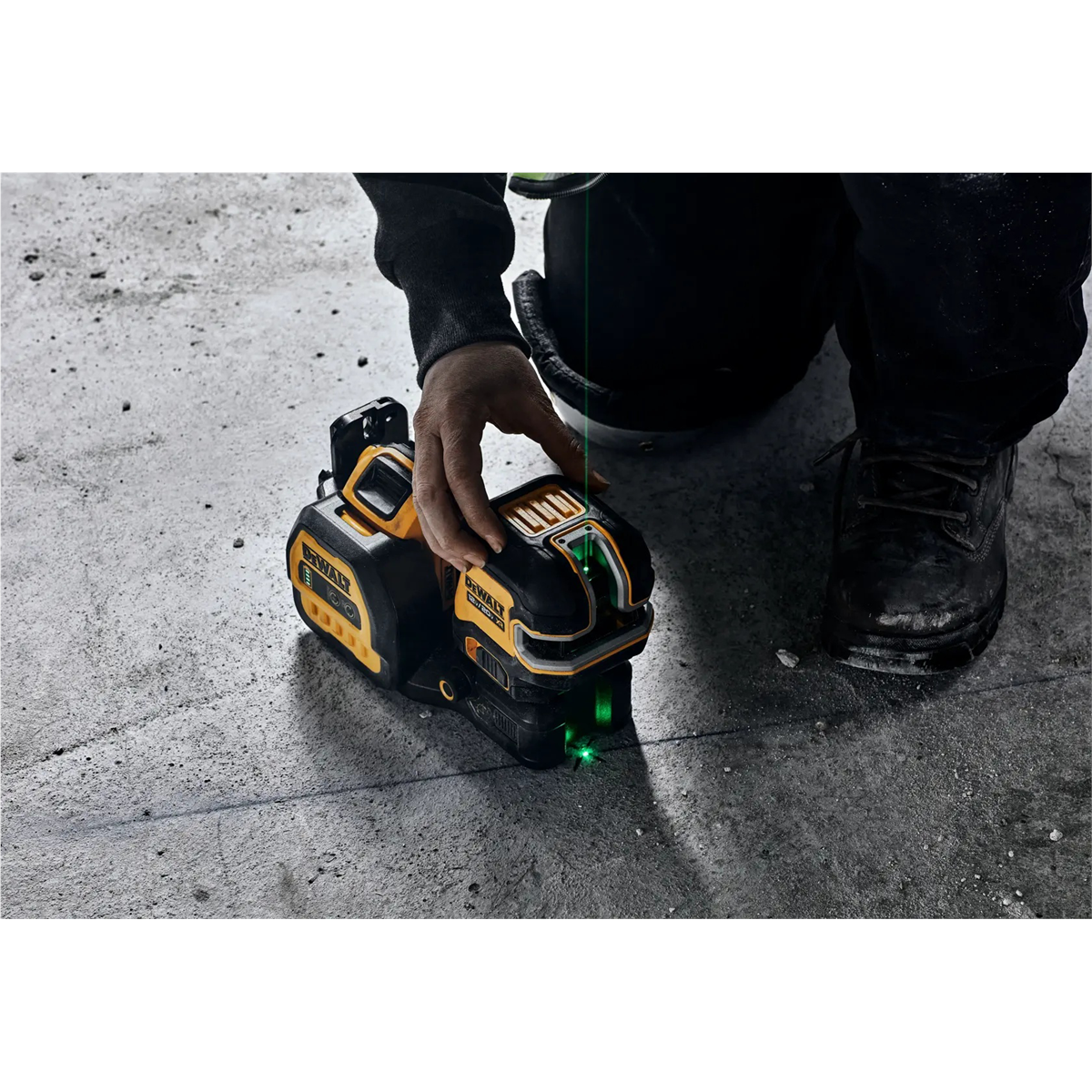 DEWALT 20V MAX* Cordless Cross Line Green Laser Kit